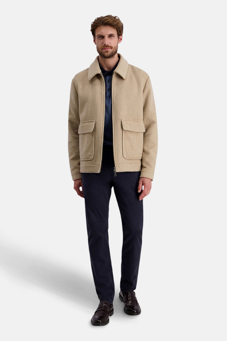 Pantalon coloré bleu de PIERRE CARDIN, porté avec une veste beige, chaussures marron.