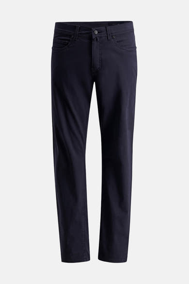 Pantalon coloré bleu de PIERRE CARDIN, coupe droite classique sur fond neutre.