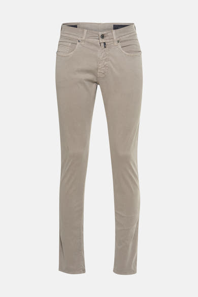 Pantalon kaki de PIERRE CARDIN, coupe droite, avec poches latérales sur fond blanc.