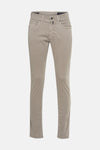 Pantalon kaki de PIERRE CARDIN, coupe droite, avec poches latérales sur fond blanc.