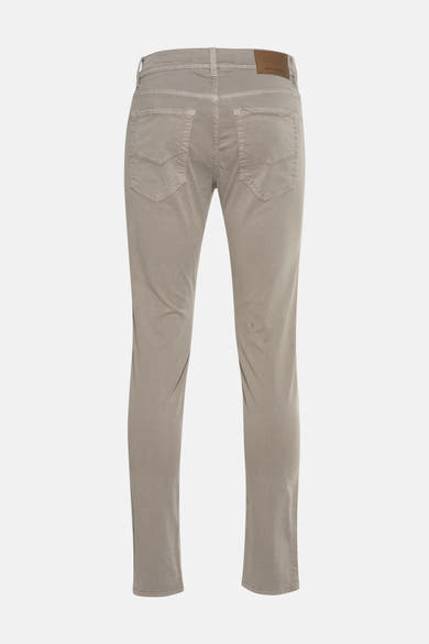 Pantalon kaki par PIERRE CARDIN, vue arrière, poches plaquées et texture légèrement froissée.
