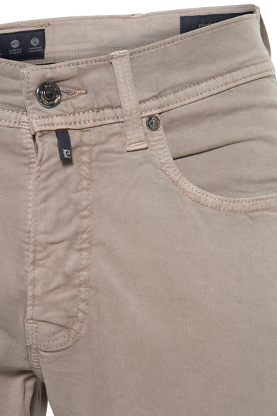 Pantalon kaki de PIERRE CARDIN, détail de la ceinture avec le logo, braguette boutonnée et poche avant.