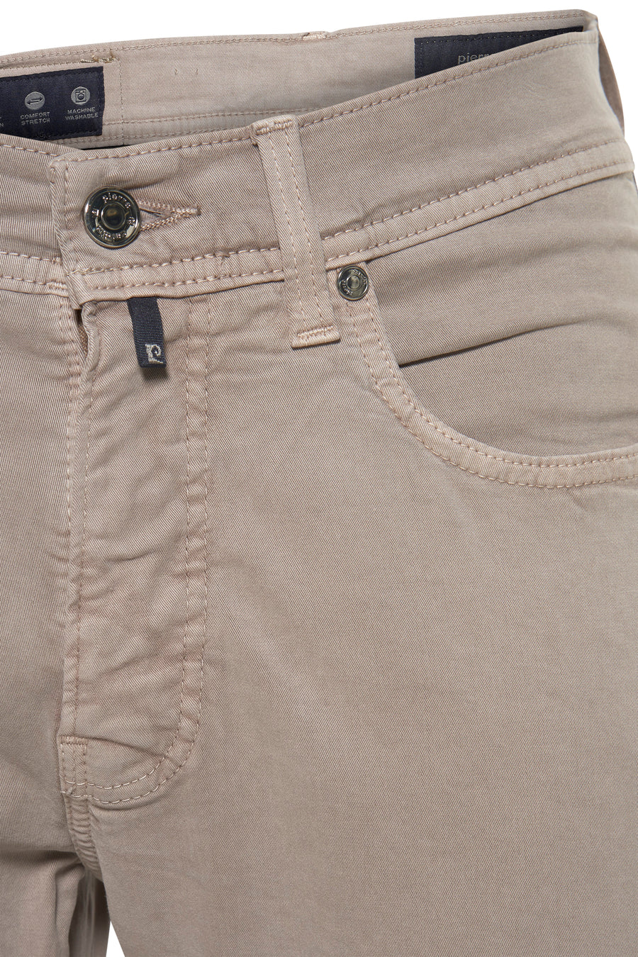 Pantalon kaki de PIERRE CARDIN, détail de la ceinture avec le logo, braguette boutonnée et poche avant.