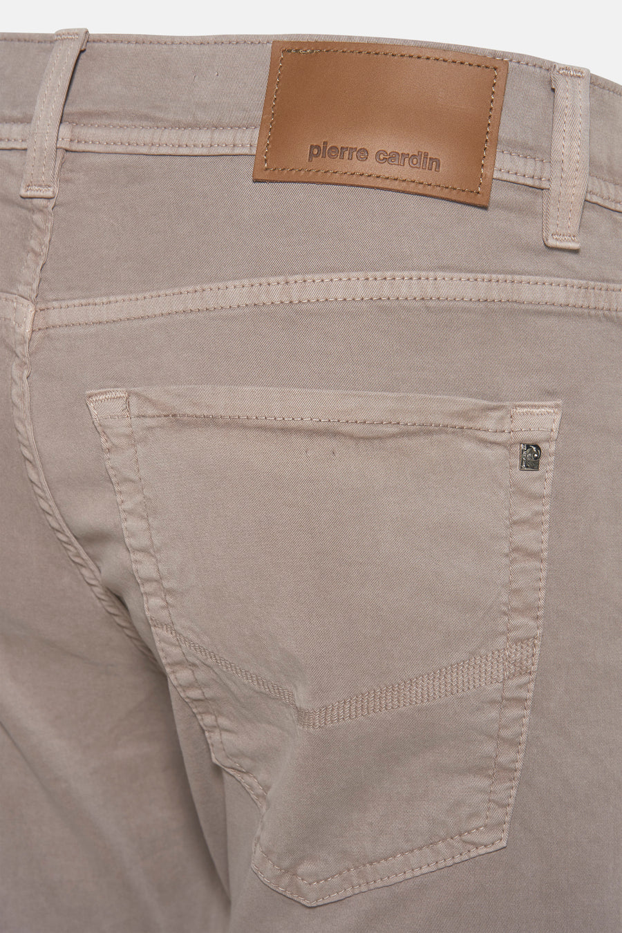 Pantalon kaki par PIERRE CARDIN, avec poche arrière distinctive et patch logo en cuir.
