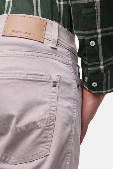 Pantalon kaki de PIERRE CARDIN, détail de la poche arrière avec motif texturé, porté avec une chemise à carreaux.
