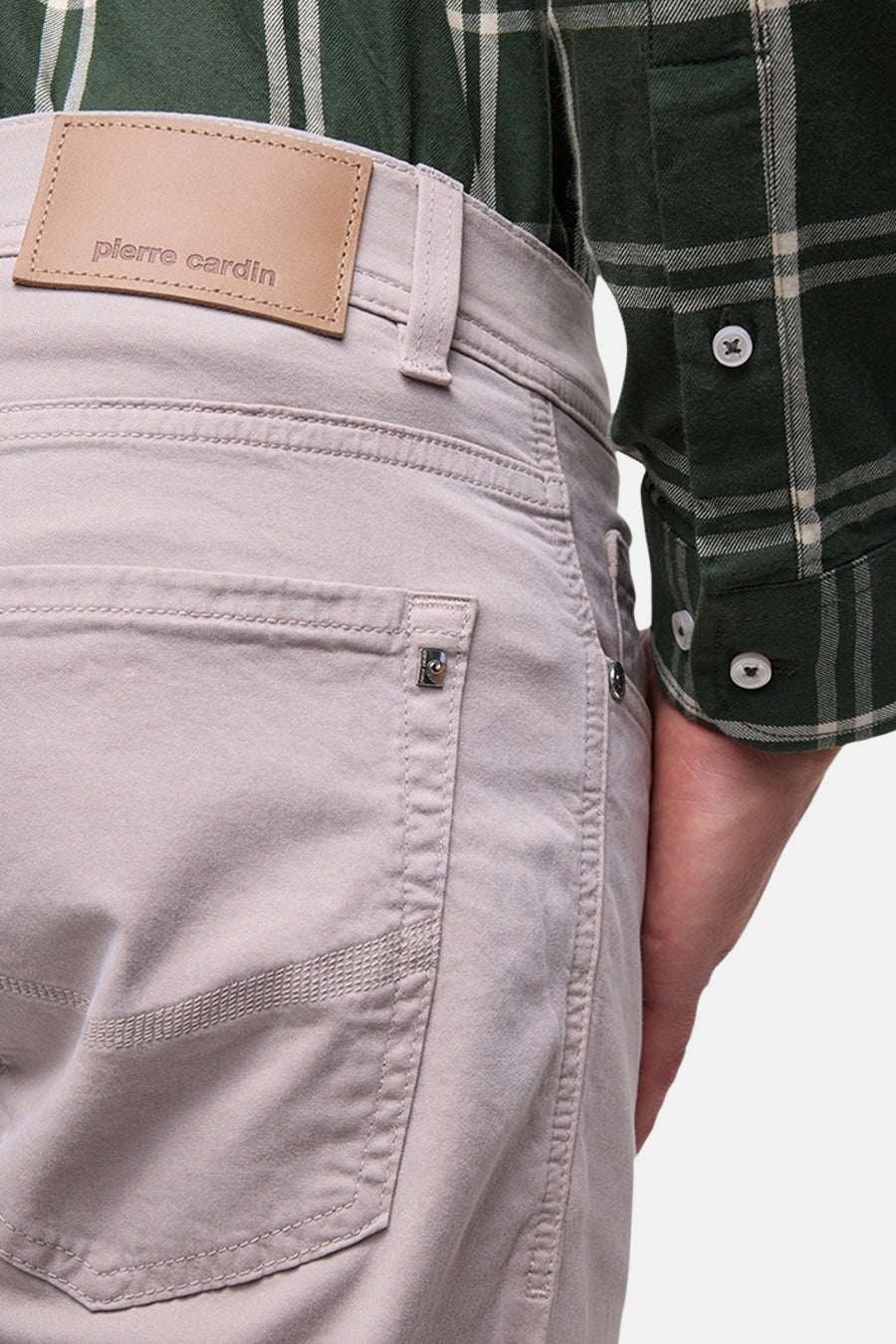 Pantalon kaki de PIERRE CARDIN, détail de la poche arrière avec motif texturé, porté avec une chemise à carreaux.
