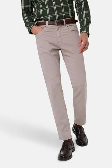 Pantalon kaki de PIERRE CARDIN, porté avec une chemise à carreaux verts et marron et des mocassins marron.
