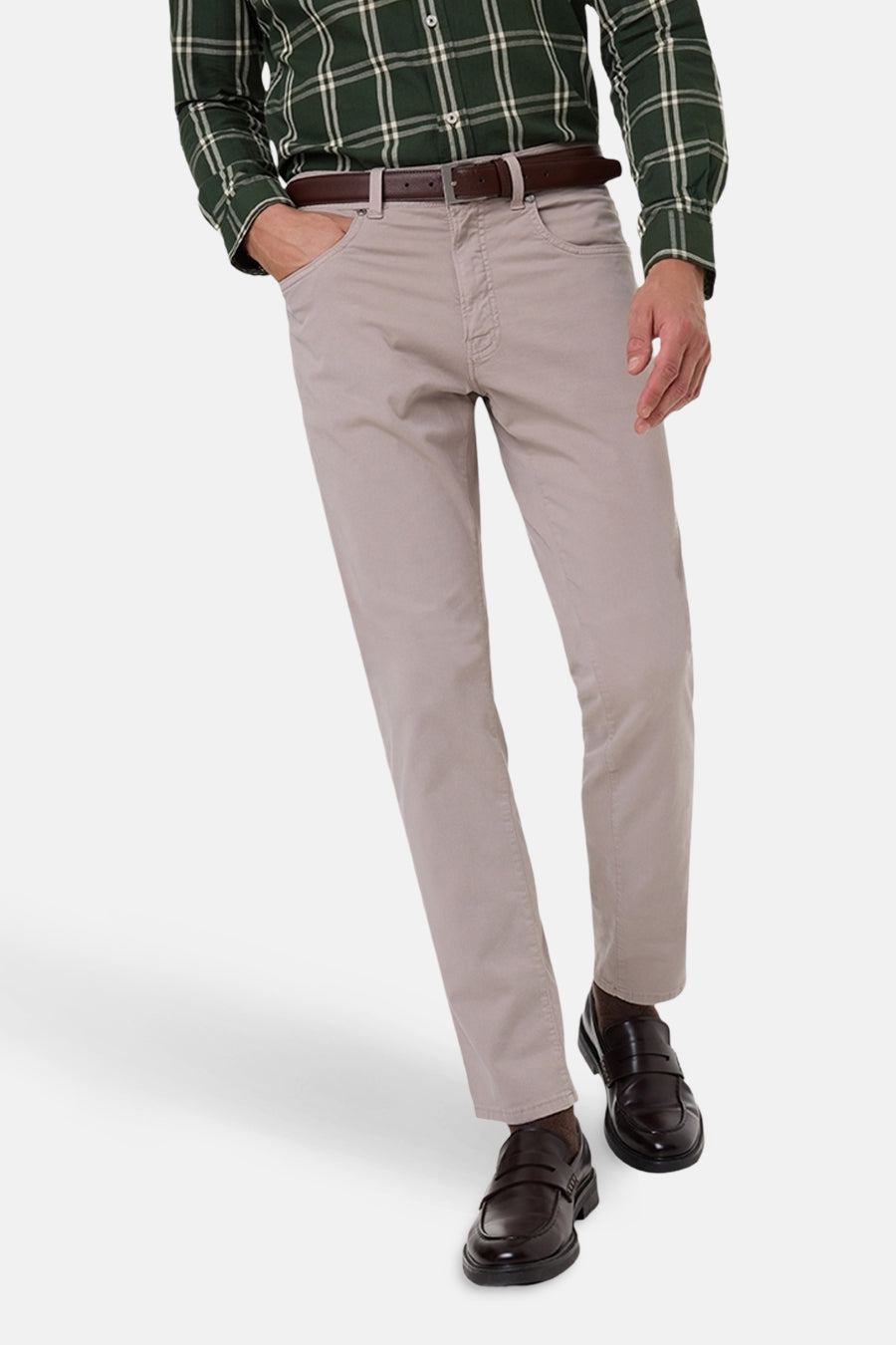 Pantalon kaki de PIERRE CARDIN, porté avec une chemise à carreaux verts et marron et des mocassins marron.