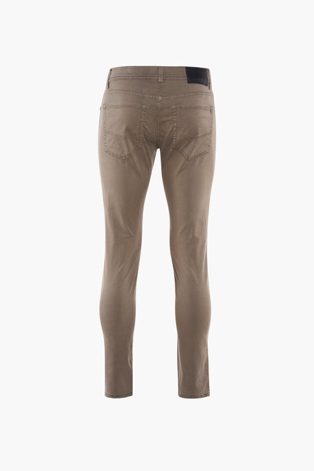 Pantalon vert par Pierre Cardin, vue arrière, avec poches plaquées et finitions apparentes.