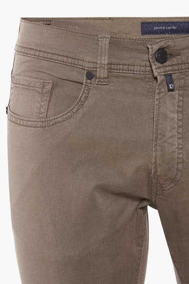 Pantalon vert par Pierre Cardin, avec poche avant et détail du logo sur la ceinture.