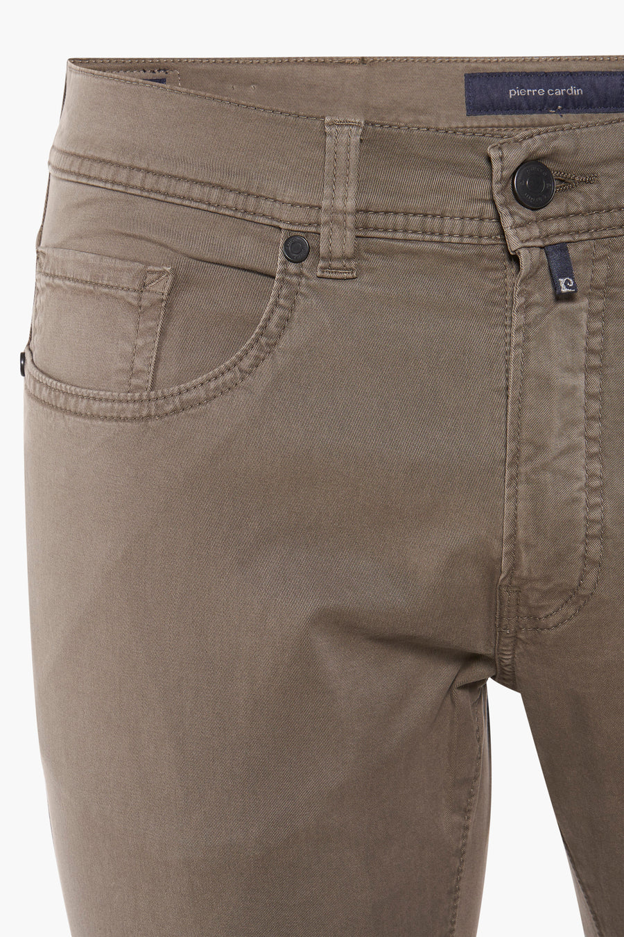Pantalon vert par Pierre Cardin, avec poche avant et détail du logo sur la ceinture.