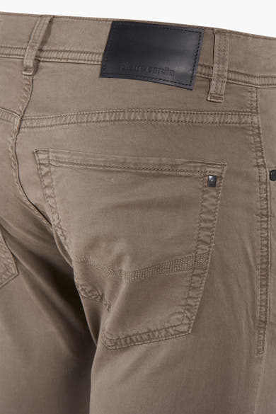 Pantalon vert, par Pierre Cardin, avec une poche arrière et une étiquette noire de la marque.