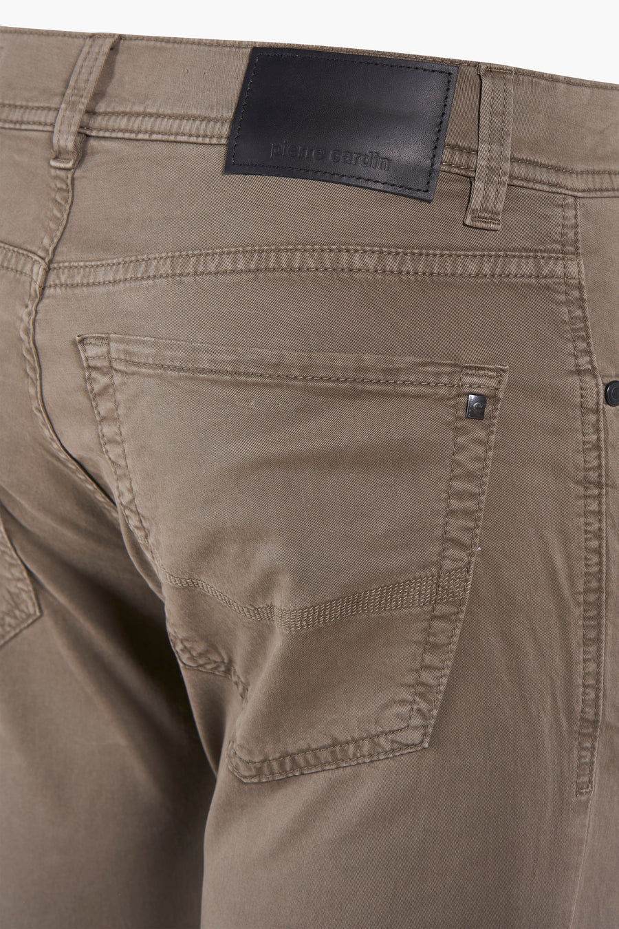 Pantalon vert, par Pierre Cardin, avec une poche arrière et une étiquette noire de la marque.