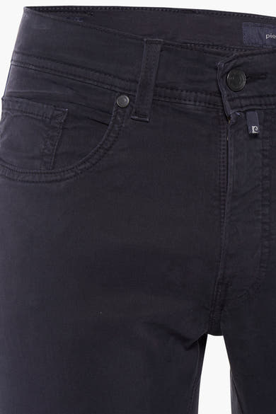 Pantalon bleu par PIERRE CARDIN, détail de la poche et de la fermeture boutonnée.