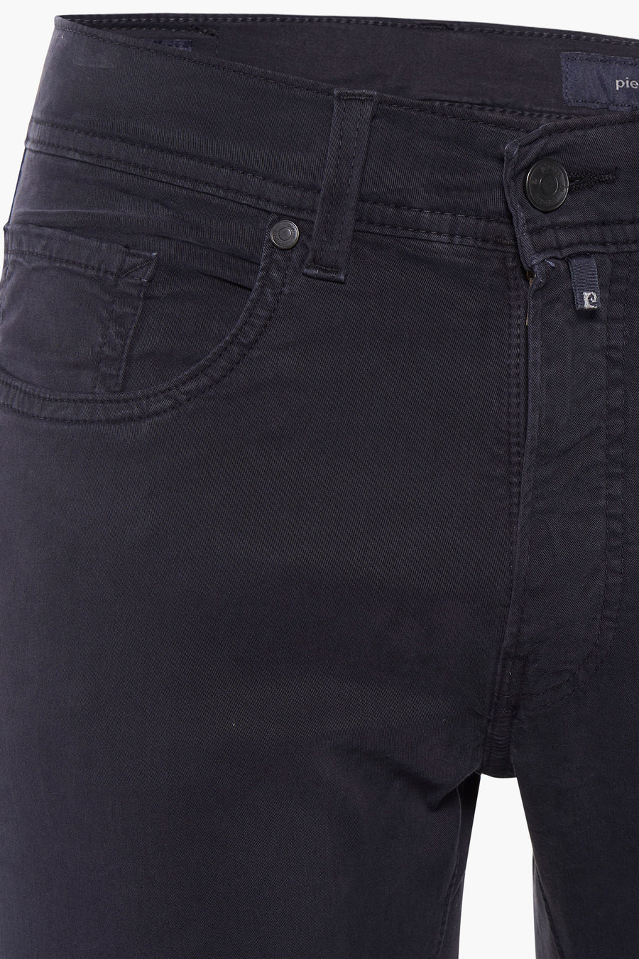 Pantalon bleu par PIERRE CARDIN, détail de la poche et de la fermeture boutonnée.