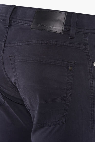 Blauwe broek van PIERRE CARDIN met achterzakken en textuurdetails.