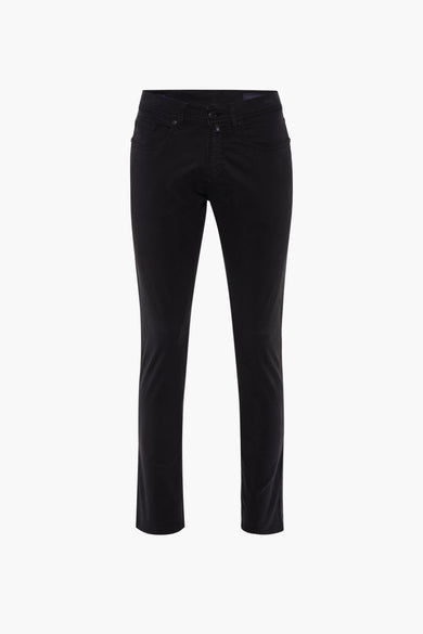 Pantalon noir de PIERRE CARDIN, coupe slim, avec poches avant et arrière, sur fond blanc.