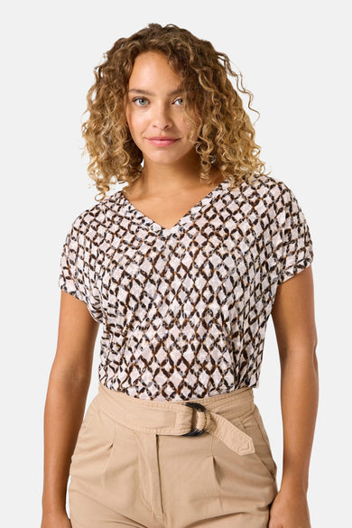 Multikleurig T-shirt met korte mouwen van GARCIA, met een geometrisch patroon op een lichte achtergrond, gedragen met een beige broek.