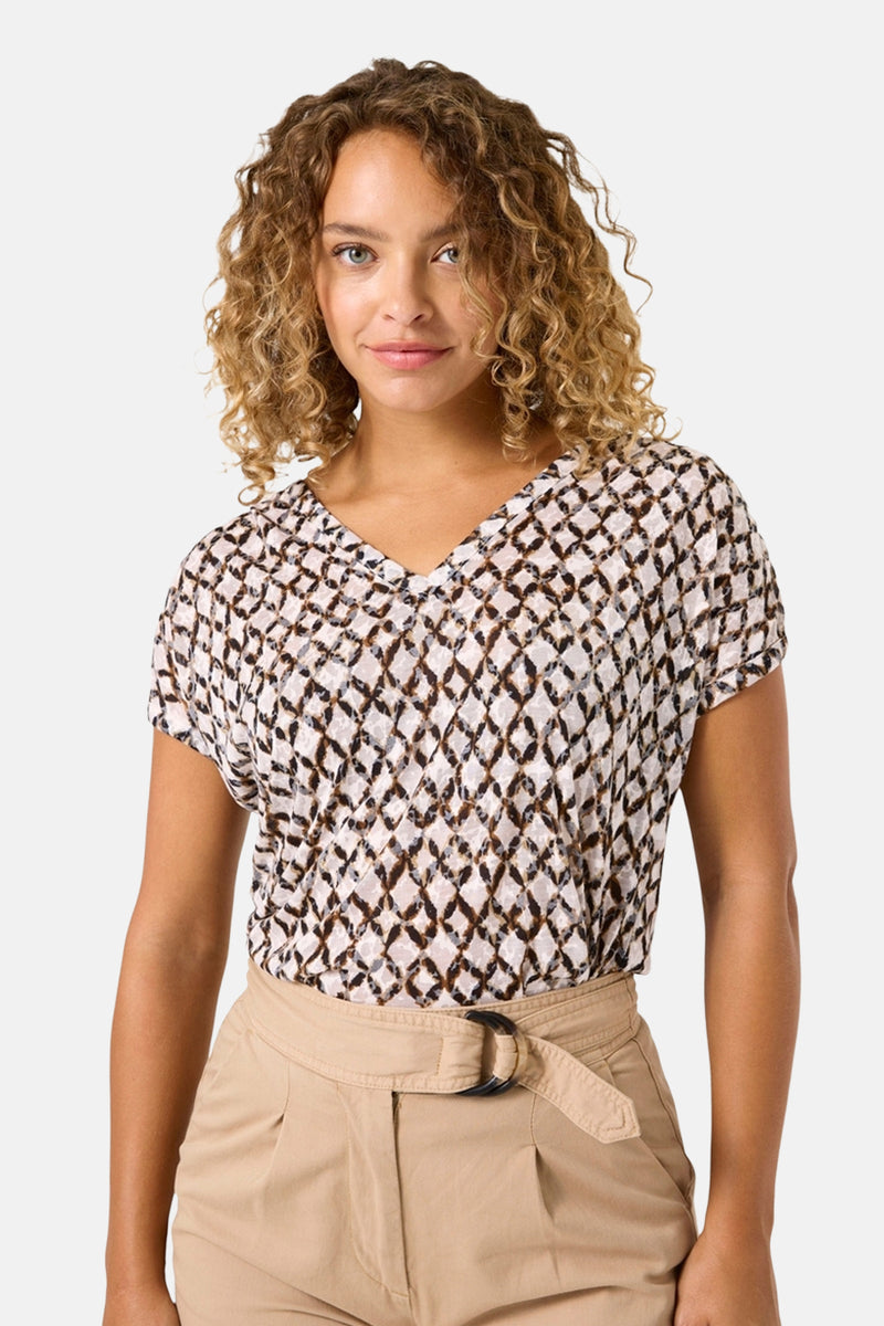 Multikleurig T-shirt met korte mouwen van GARCIA, met een geometrisch patroon op een lichte achtergrond, gedragen met een beige broek.