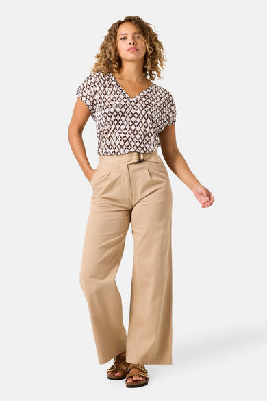 Multikleurig T-shirt met korte mouwen van GARCIA, met een complex geometrisch patroon, gedragen met een beige broek met hoge taille.