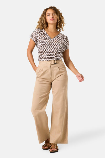 Multikleurig T-shirt met korte mouwen van GARCIA, met een complex geometrisch patroon, gedragen met een beige broek met hoge taille.
