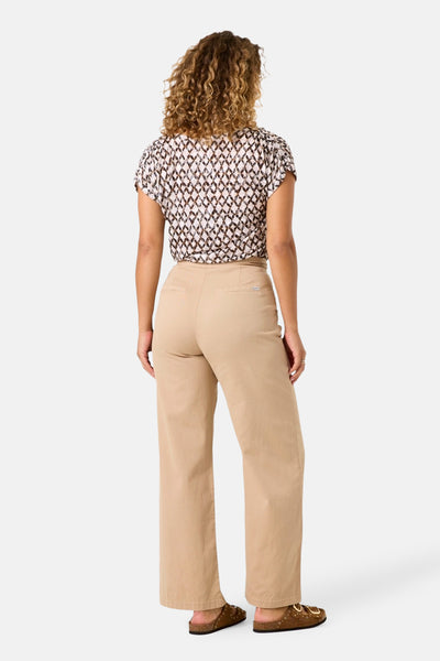 GARCIA meerkleurig T-shirt met korte mouwen, met ruitpatroon en gedragen met een beige broek.