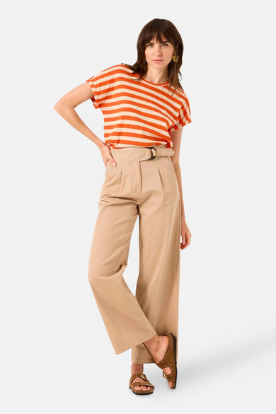 Oranje gestreept T-shirt van GARCIA, gedragen met een beige broek en bruine sandalen.