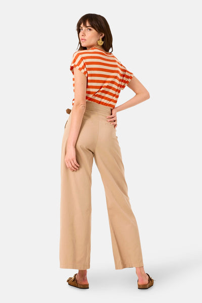 Oranje gestreept T-shirt met korte mouwen van GARCIA, gedragen met een beige broek met hoge taille en sandalen.
