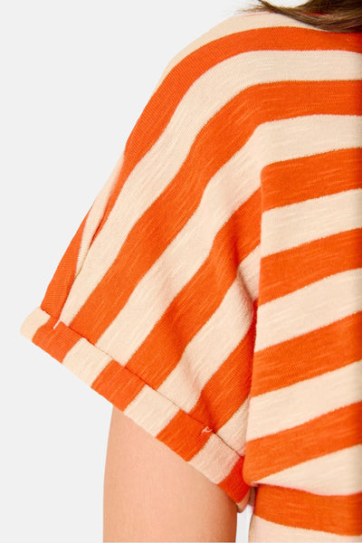 T-shirt orange à rayures by GARCIA, manches courtes roulottées, détail du tissu texturé.