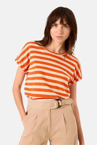 Oranje T-shirt met witte strepen van GARCIA, gedragen met een beige broek en een riem met gesp.