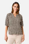 3/4 meerkleurige blouse van GARCIA, met geometrisch patroon en V-hals, gedragen met een beige broek.
