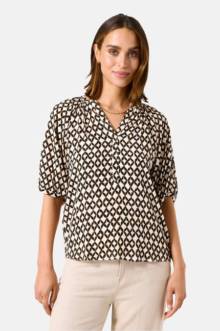 3/4 meerkleurige blouse van GARCIA, met geometrisch patroon en V-hals, gedragen met een beige broek.