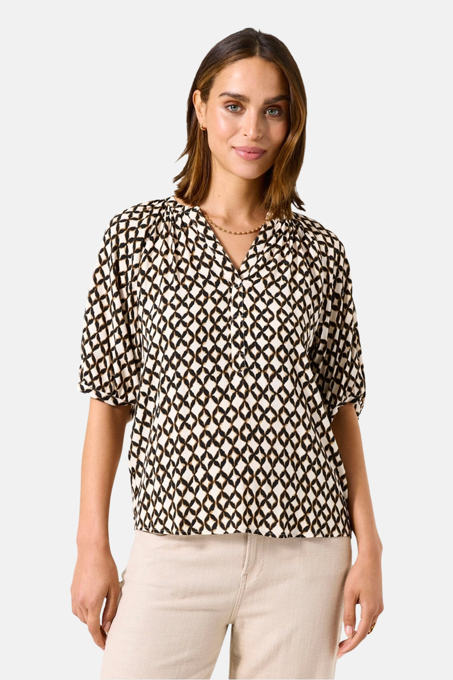 3/4 meerkleurige blouse van GARCIA, met geometrisch patroon en V-hals, gedragen met een beige broek.