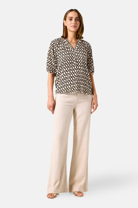GARCIA 3/4 meerkleurige blouse met ruitpatroon en V-hals, gedragen met een beige uitlopende broek.
