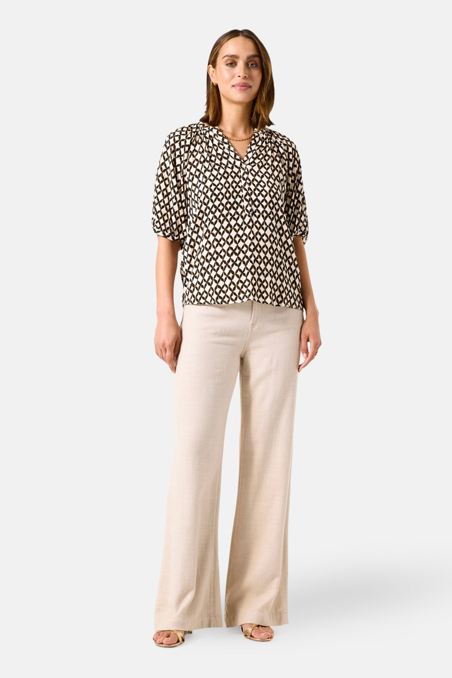 GARCIA 3/4 meerkleurige blouse met ruitpatroon en V-hals, gedragen met een beige uitlopende broek.