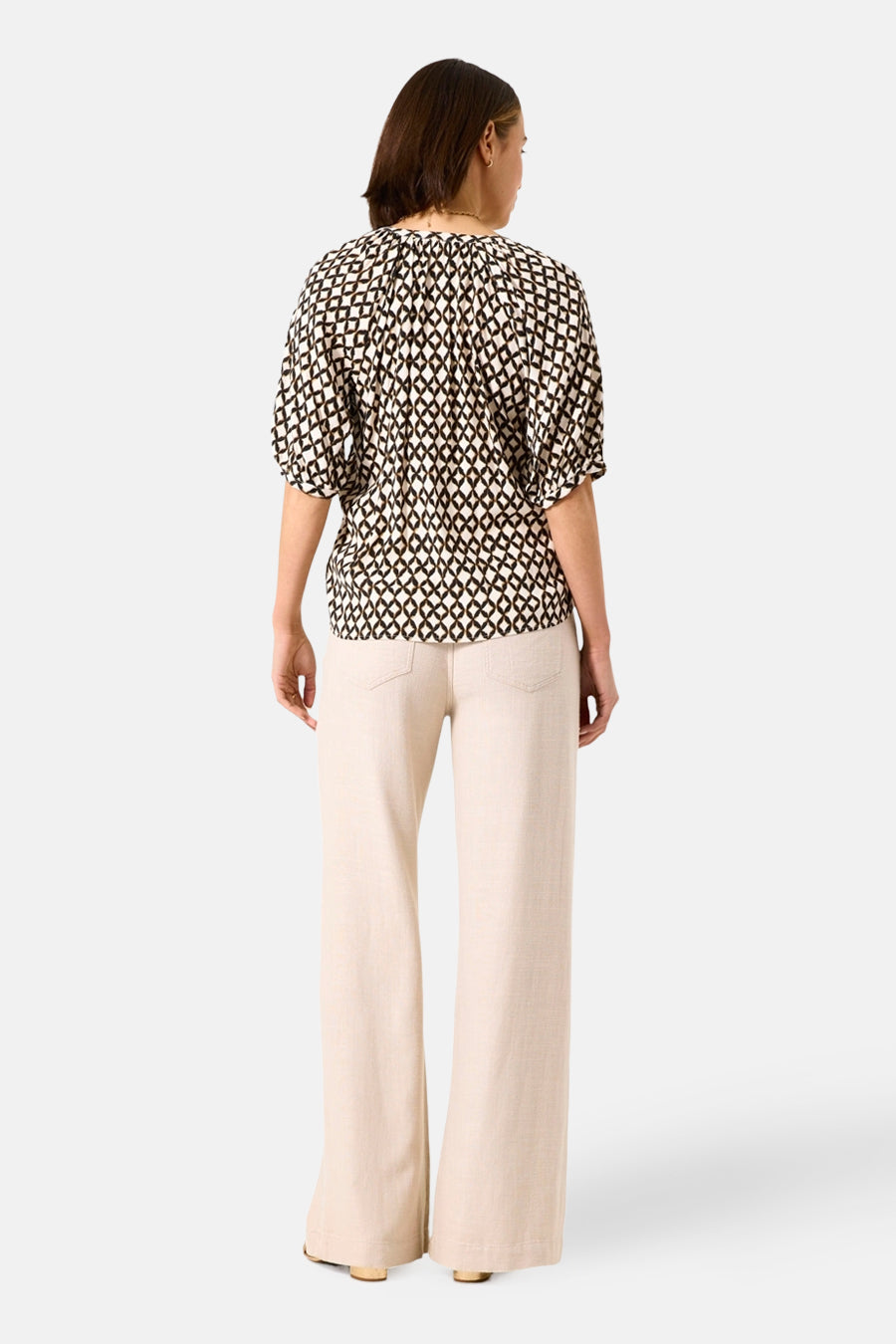 GARCIA 3/4 meerkleurige blouse met ruitpatroon, gedragen met een beige high-waist broek.
