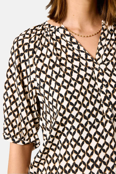 Multikleurige blouse van GARCIA, met een zwart en beige ruitpatroon, een V-hals en een gouden ketting.