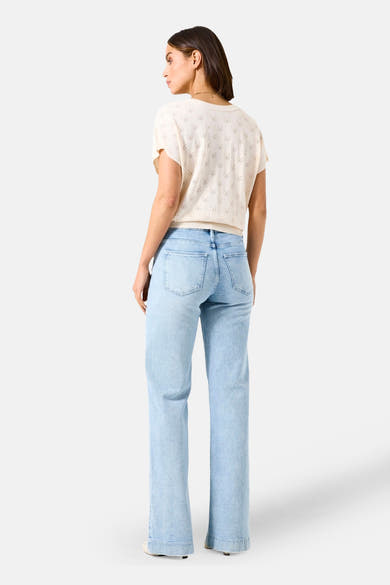 Ecru V-hals trui van GARCIA, met een opengewerkt patroon, gedragen met een high-waist jeans.