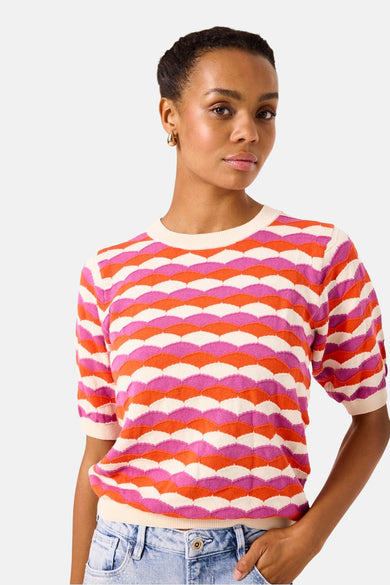 Multikleuren rondehals trui van GARCIA, golvend geometrisch patroon in roze, oranje en gebroken wit.
