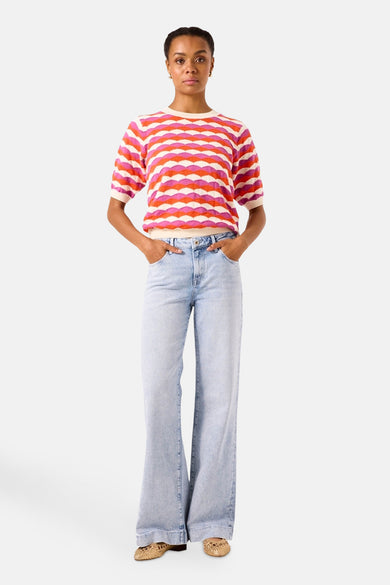 Multikleuren rondehals trui van GARCIA, met golvend patroon en gedragen met een lichtblauwe flared jeans.