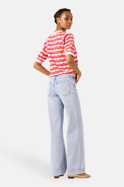 Multikleuren rondehals trui van GARCIA met een golvend patroon gedragen met een lichtblauwe wijde jeans.