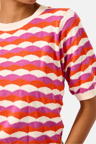 Pull à col rond multicolore de GARCIA, motif géométrique ondulé rose, orange et blanc cassé.