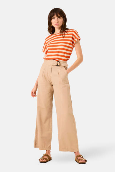 Beige broek van GARCIA, wijd met gespriemde riem en gedragen met een gestreept T-shirt.