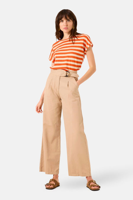 Beige broek van GARCIA, wijd met gespriemde riem en gedragen met een gestreept T-shirt.