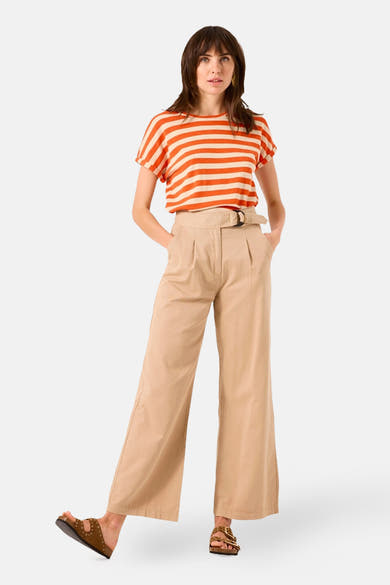 Pantalon beige par GARCIA, ample avec ceinture à boucle et porté avec un t-shirt rayé.
