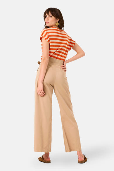 Beige GARCIA broek, wijde pasvorm, met een bruine riem en gedragen met een gestreept T-shirt.