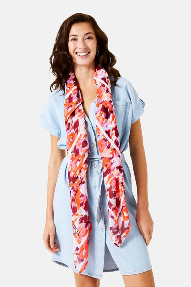 Multikleuren sjaal van GARCIA, met abstract patroon in oranje-, pruim- en lavendeltinten, afgezet met witte lijnen.