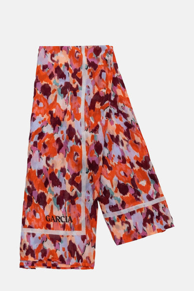 Foulard multicolore de GARCIA, à motif abstrait dans les tons orange, prune et lavande, bordé de lignes blanches.
