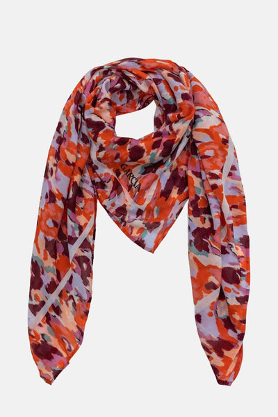 Foulard multicolore de GARCIA, à motifs abstraits dans les tons orange, violet et bordeaux, avec bordure à fines rayures blanches.

