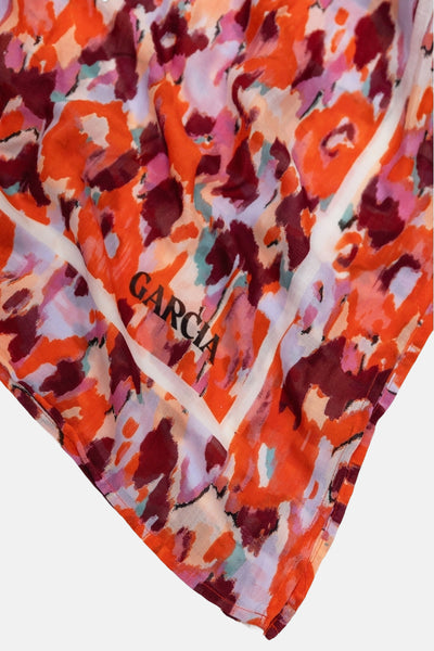Foulard multicolore de GARCIA avec motif abstrait orange, rose et bordeaux, et bordure blanche.